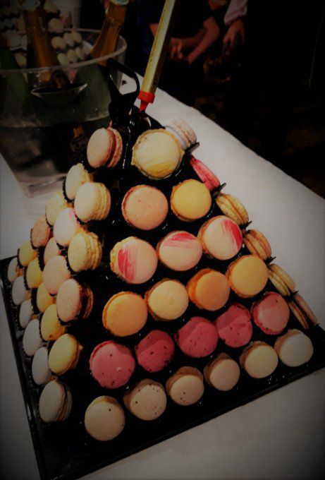 84 macarons assortis avec pyramide